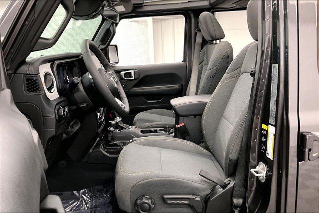 Used 2026 Jeep Wrangler Unlimited Sahara AWD/4WD image 25