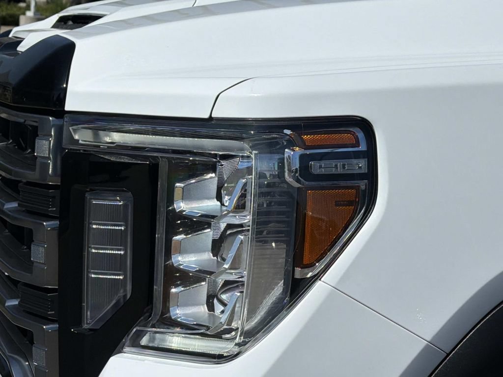 Used 2022 GMC Sierra 2500 AT4 w/ AT4 Preferred Package AWD/4WD image 9