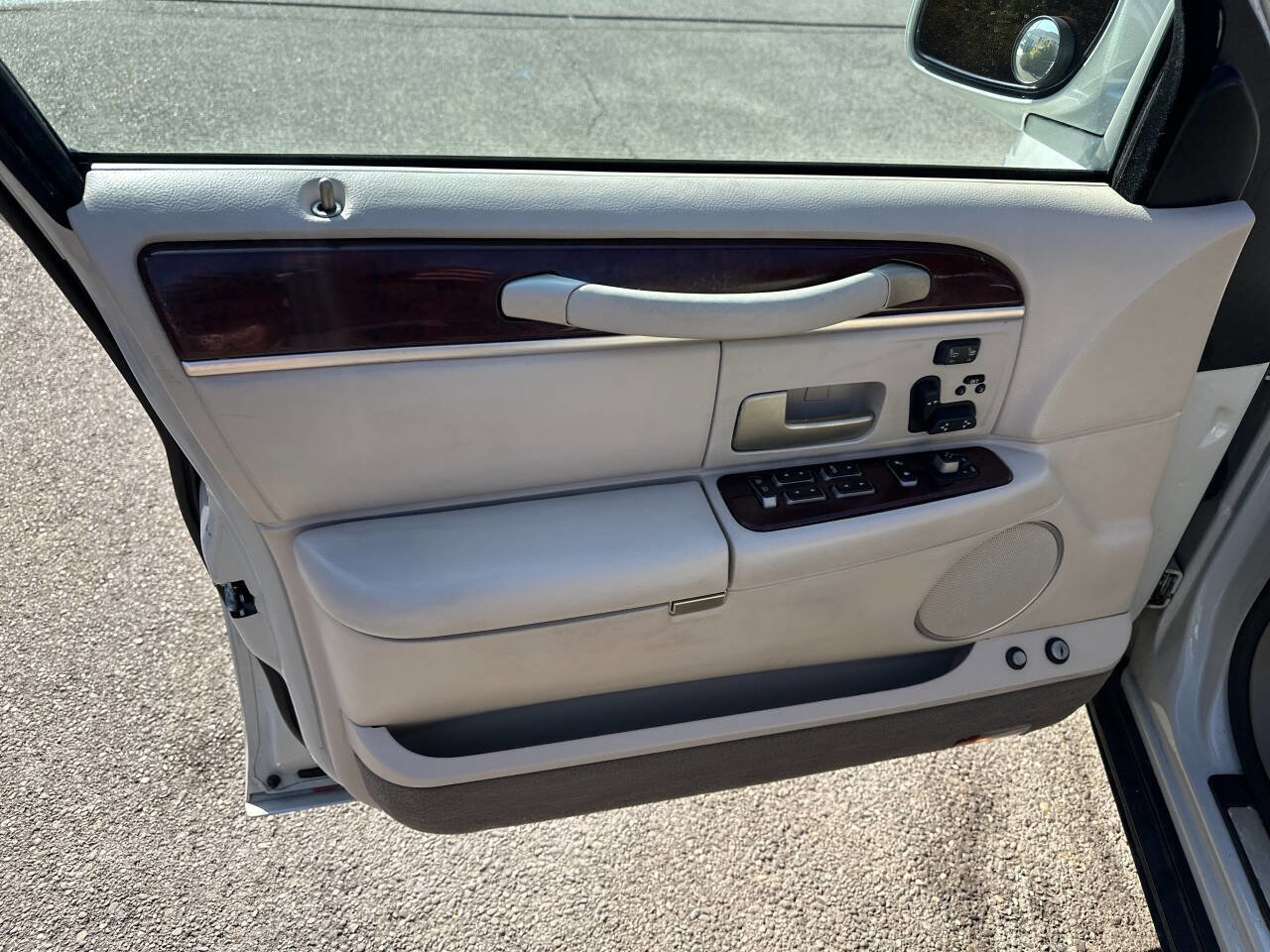 Used 2004 Lincoln Town Car Ultimate image 17