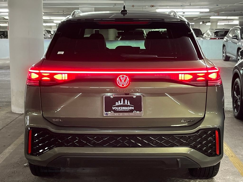Used 2025 Volkswagen Tiguan SEL R-Line AWD/4WD image 35