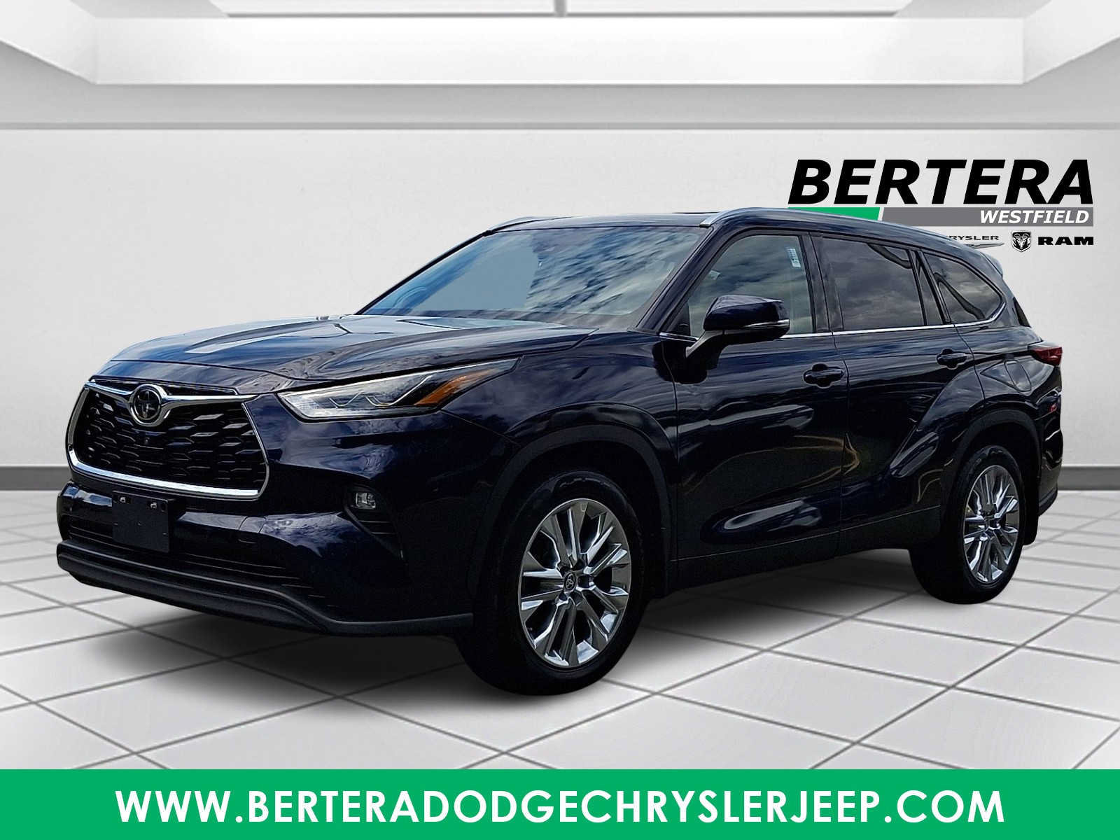 Used 2021 Toyota Highlander Limited AWD/4WD image 3