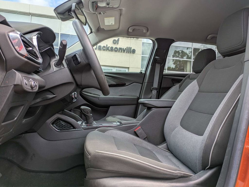 Used 2022 Chevrolet TrailBlazer LT w/ Convenience Package AWD/4WD image 2