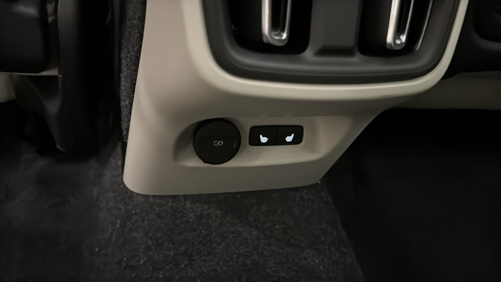 New 2026 Volvo XC40 B5 Ultra w/ Protection Package Premier AWD/4WD image 28