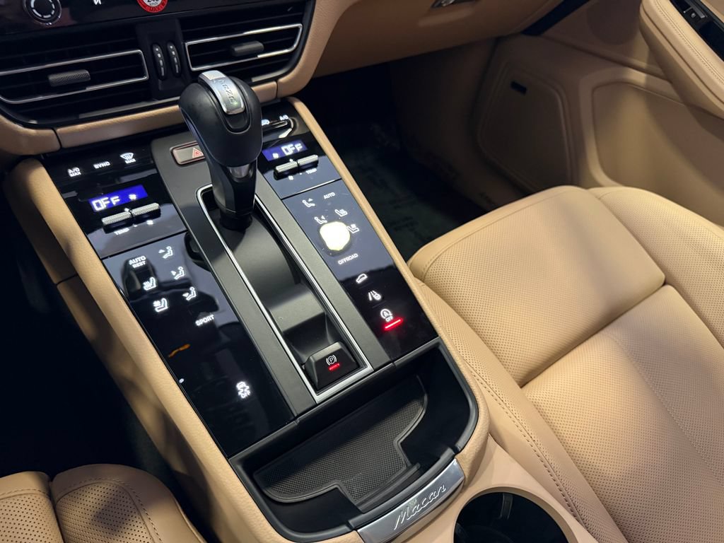 Certified 2025 Porsche Macan AWD/4WD image 19