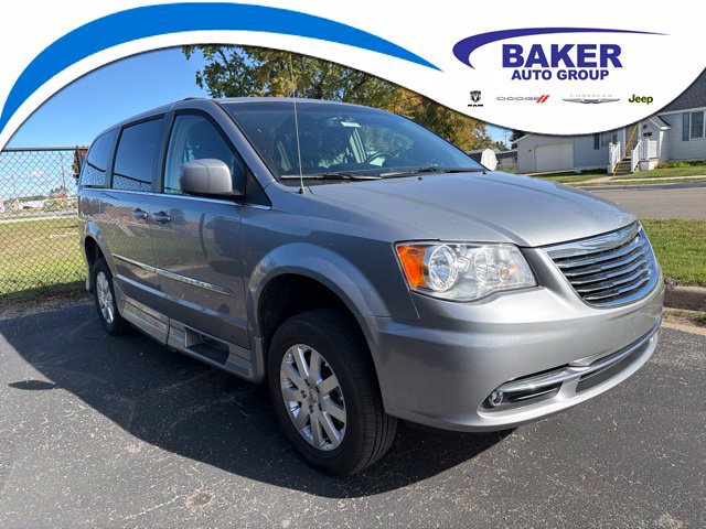 Used 2016 Chrysler Town & Country Touring FWD image 1