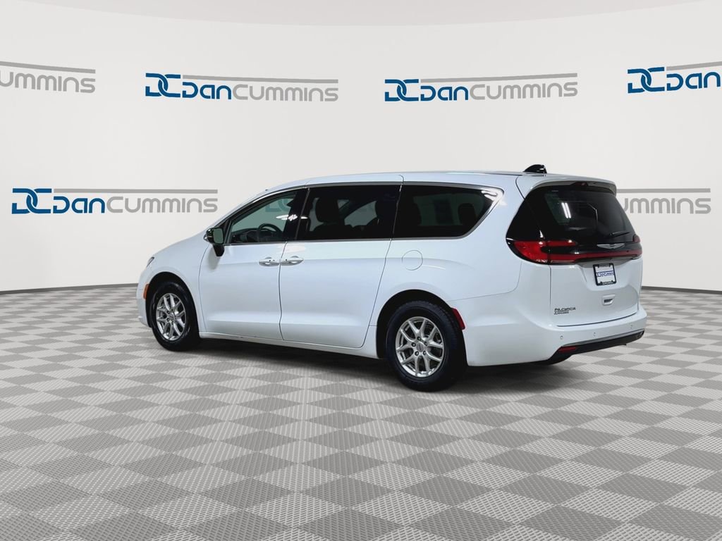 Used 2024 Chrysler Pacifica Touring-L image 6