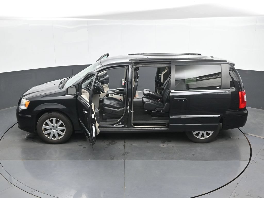 Used 2014 Chrysler Town & Country Touring FWD image 50