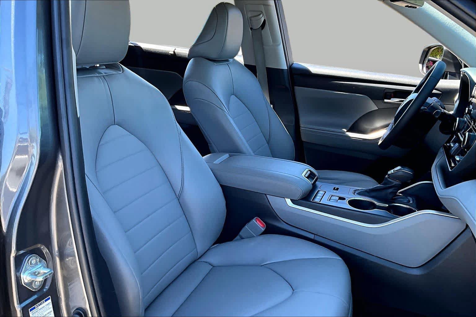 Used 2022 Toyota Highlander XLE AWD/4WD image 8