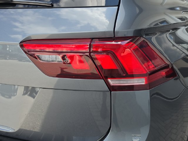 Used 2022 Volkswagen Tiguan SE R-Line FWD image 9