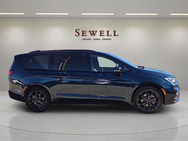 Used 2023 Chrysler Pacifica Limited w/ Uconnect Theater Family Group image 5