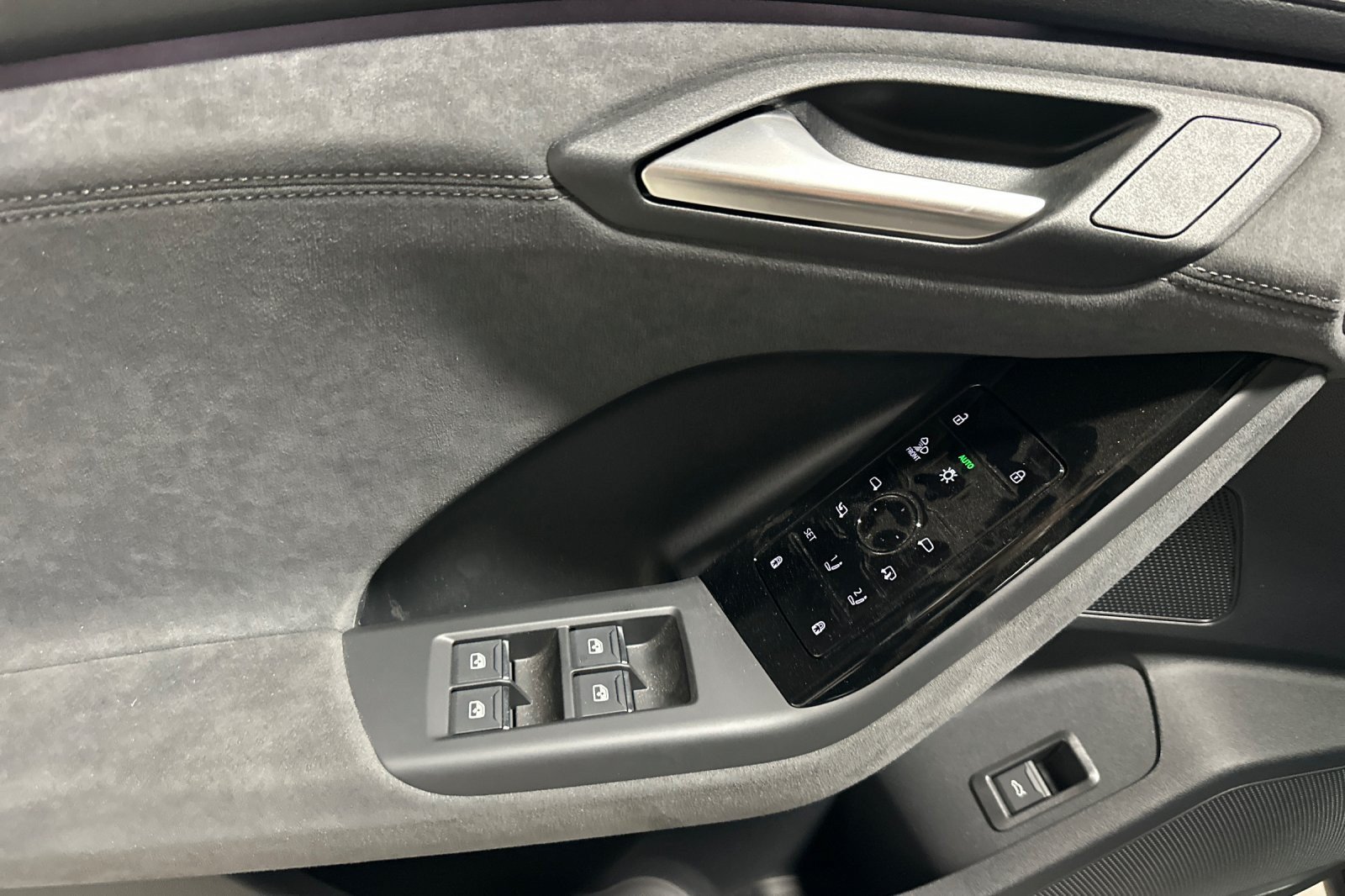 New 2027 Audi SQ6 e-tron Premium Plus AWD/4WD image 10