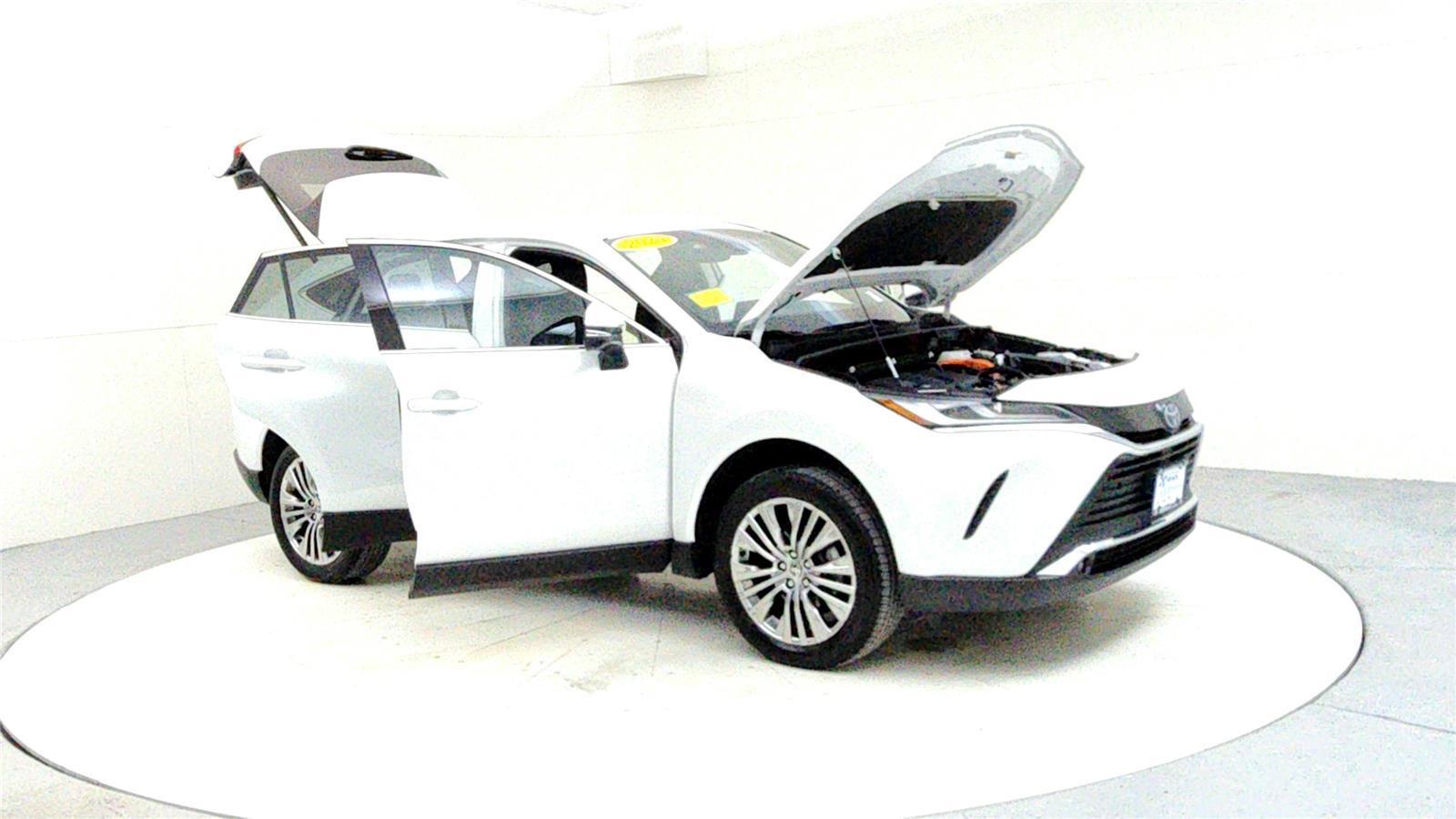Used 2024 Toyota Venza XLE image 12