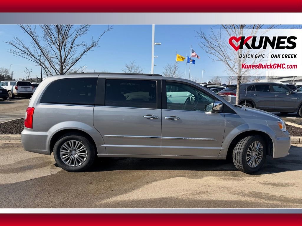 Used 2016 Chrysler Town & Country Touring-L image 4