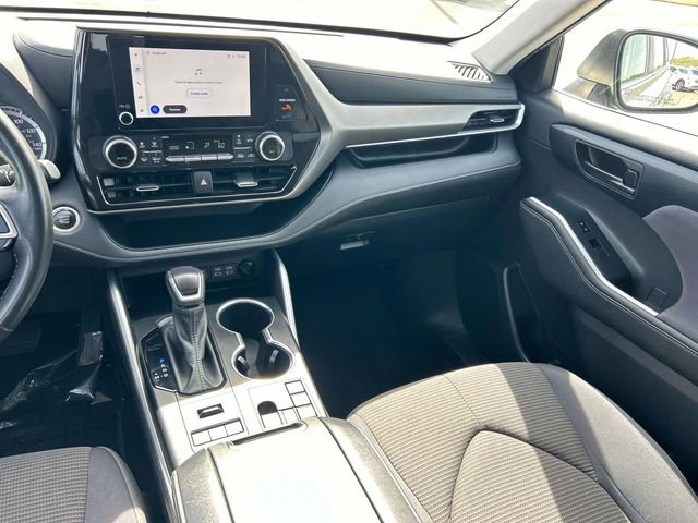 Used 2024 Toyota Highlander LE image 3