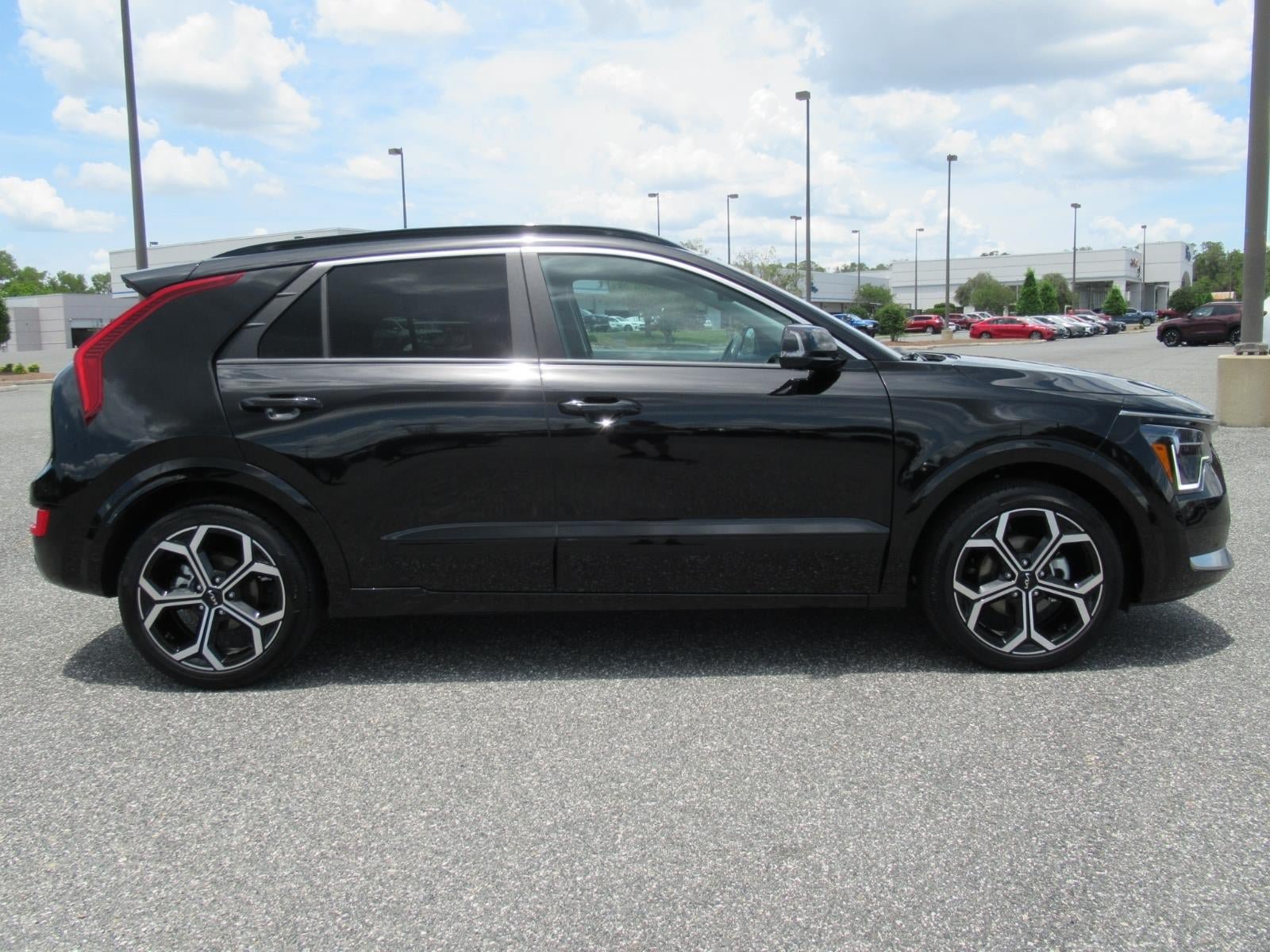 Used 2025 Kia Niro EX Touring FWD image 2