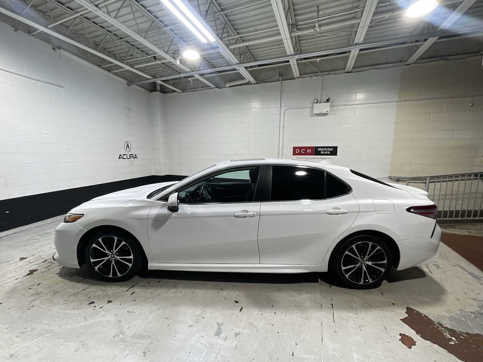 Used 2020 Toyota Camry SE FWD image 3