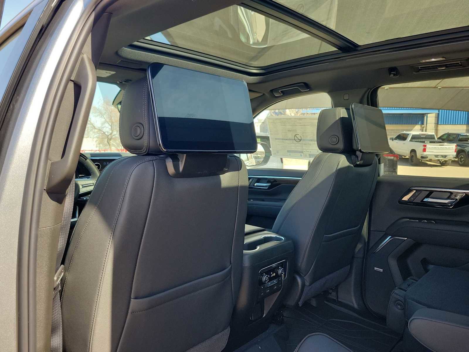 New 2026 Chevrolet Suburban High Country image 8