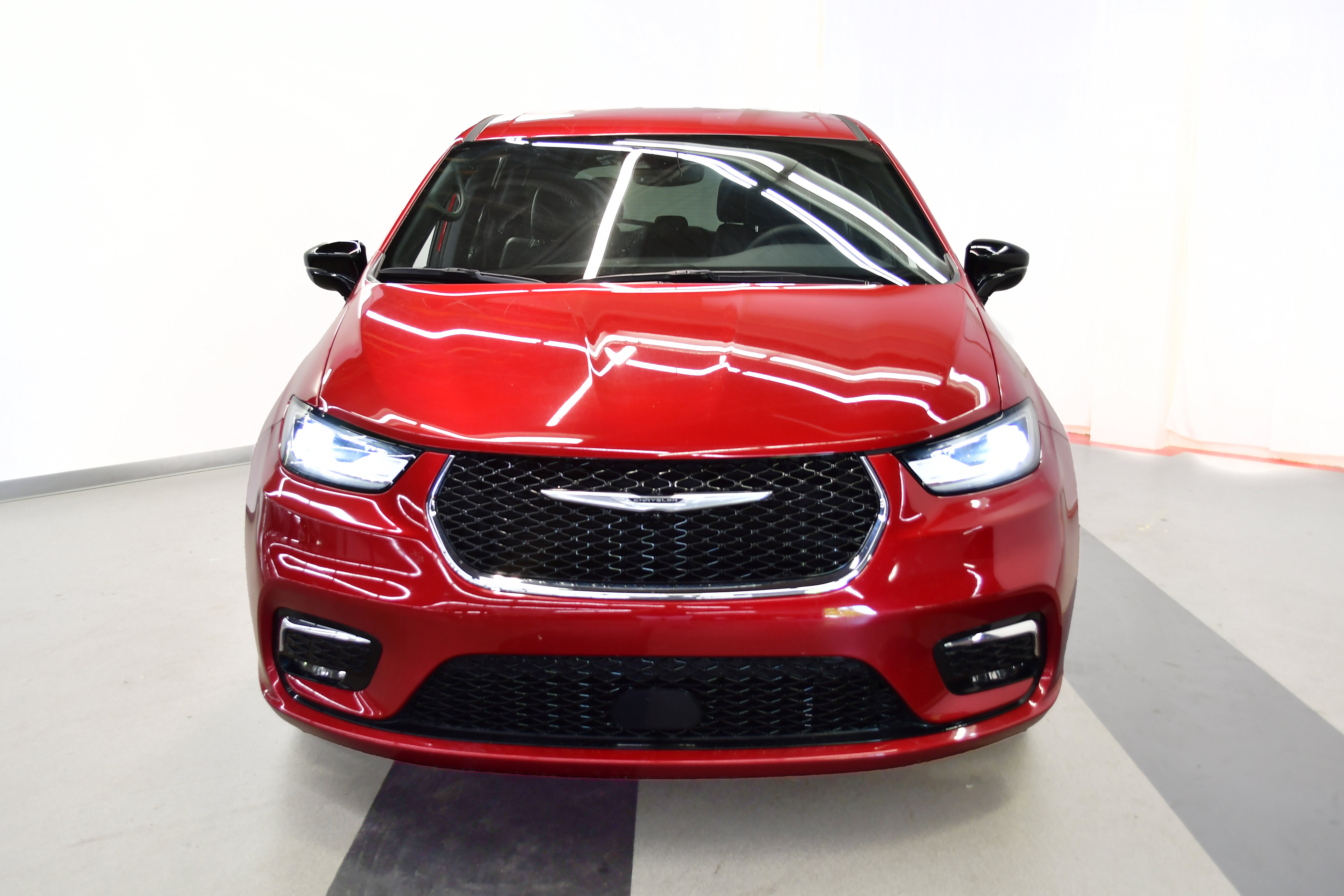 Used 2025 Chrysler Pacifica Select FWD image 3
