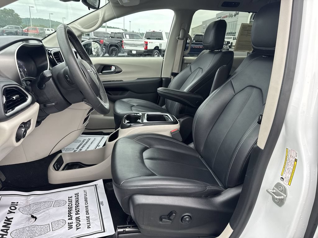 Used 2024 Chrysler Pacifica Touring-L AWD/4WD image 11