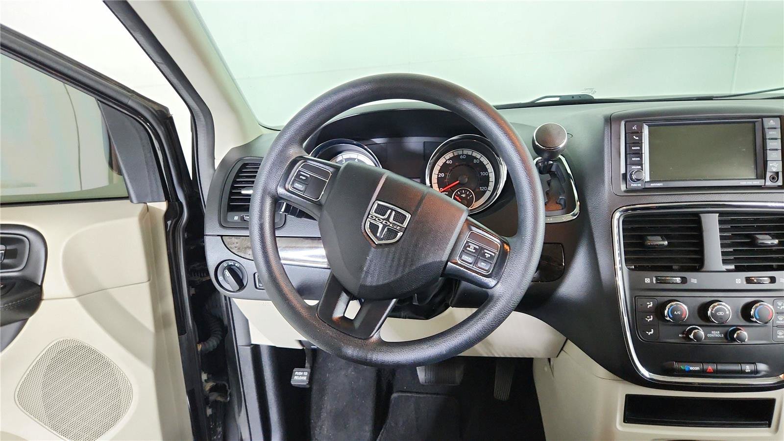 Used 2020 Dodge Grand Caravan SE FWD image 12