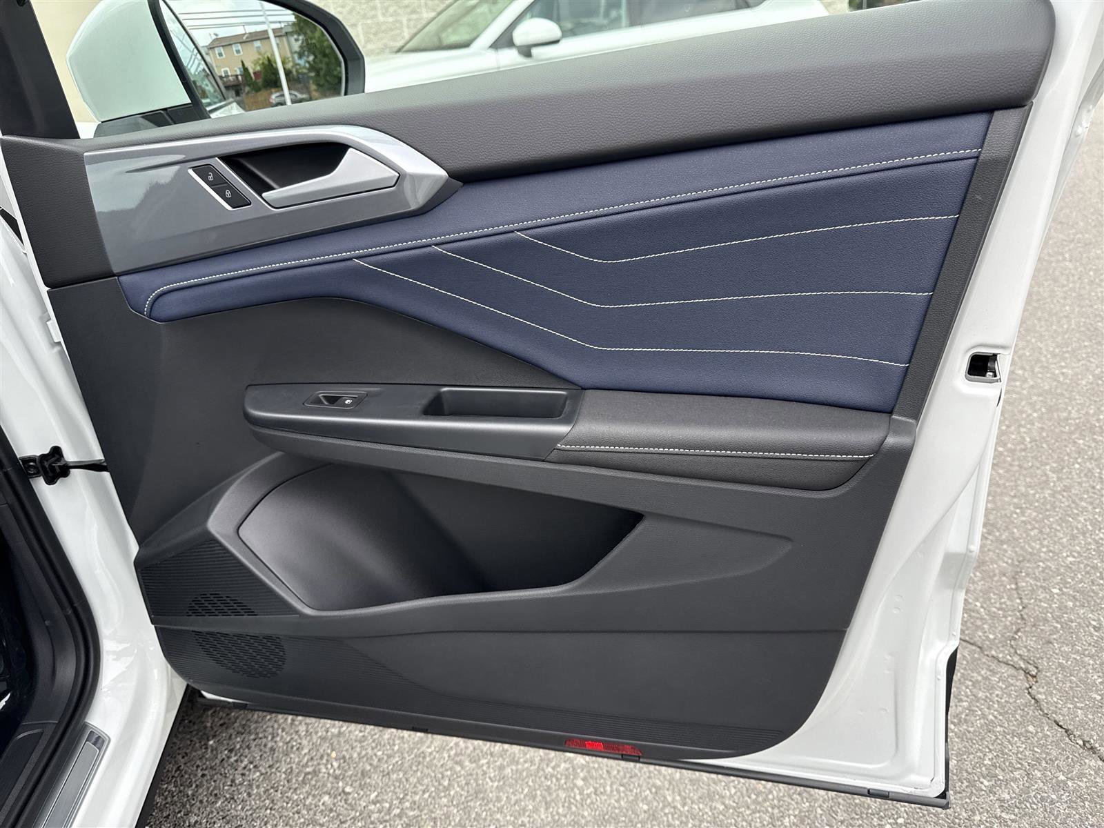 New 2025 Volkswagen Taos SEL image 30