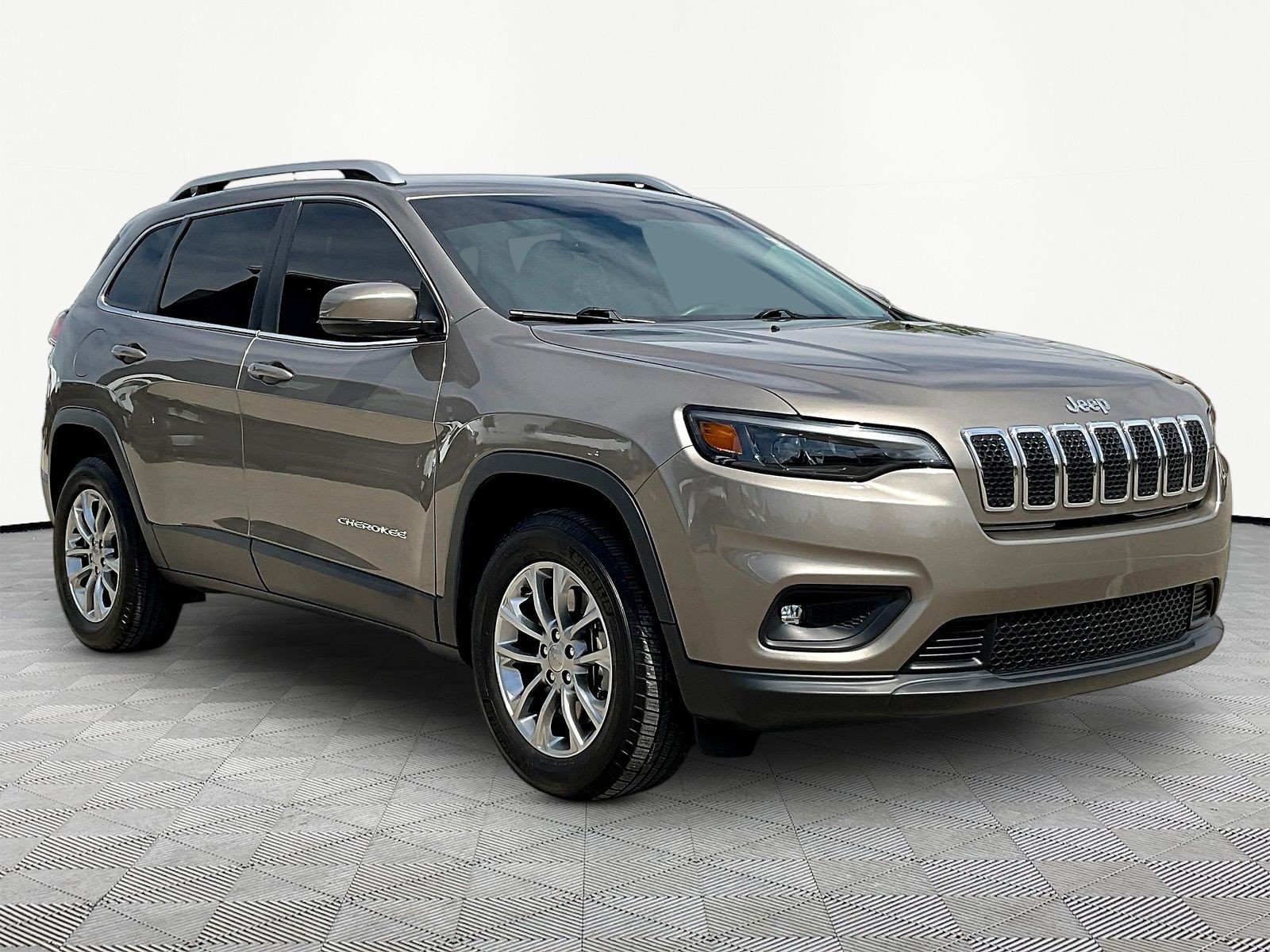 Used 2019 Jeep Cherokee Latitude Plus w/ Comfort/Convenience Group AWD/4WD image 3