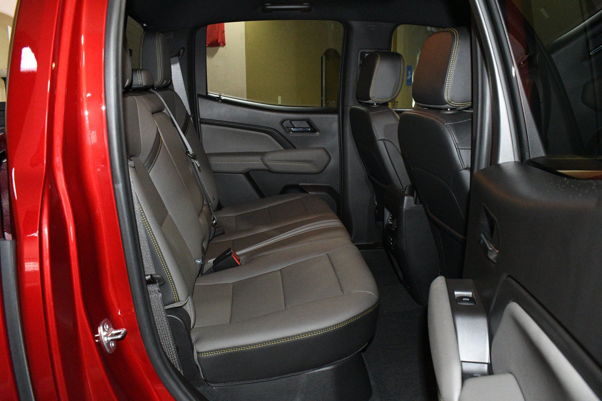 Used 2025 Chevrolet Colorado ZR2 w/ Technology Package AWD/4WD image 50