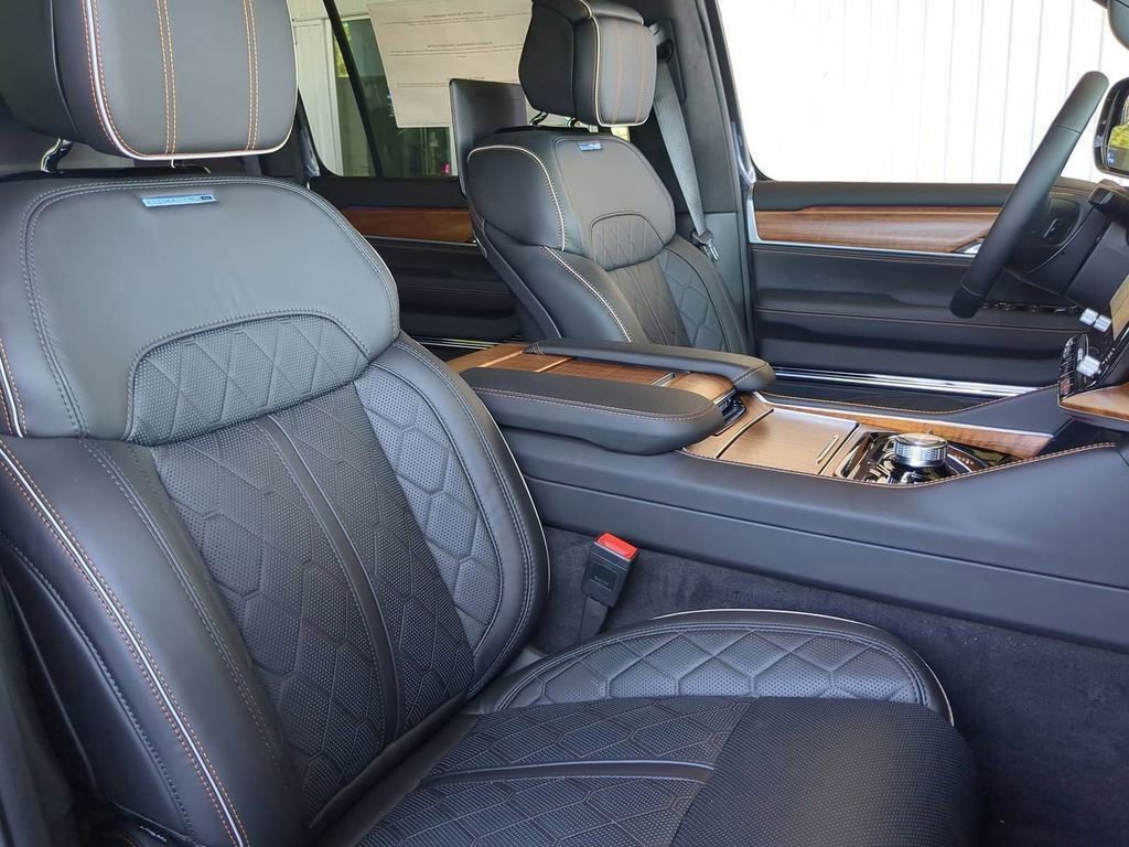 Used 2024 Jeep Grand Wagoneer Series III w/ Rear Seat Video Group 1 AWD/4WD image 8