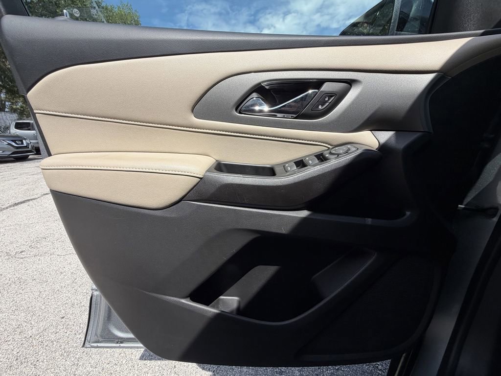 Used 2023 Chevrolet Traverse LS FWD image 21