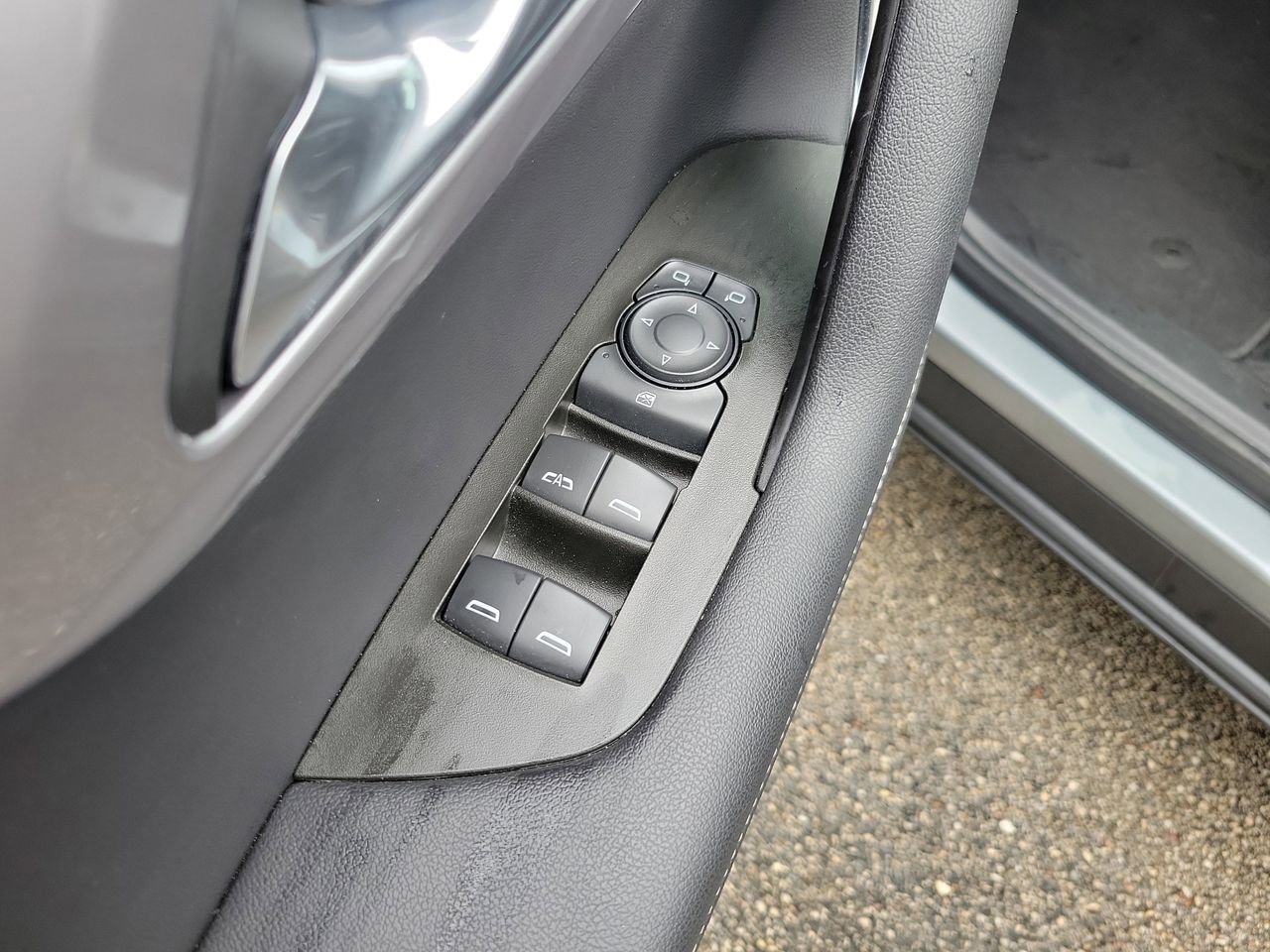 Used 2025 Chevrolet Blazer LT FWD image 12