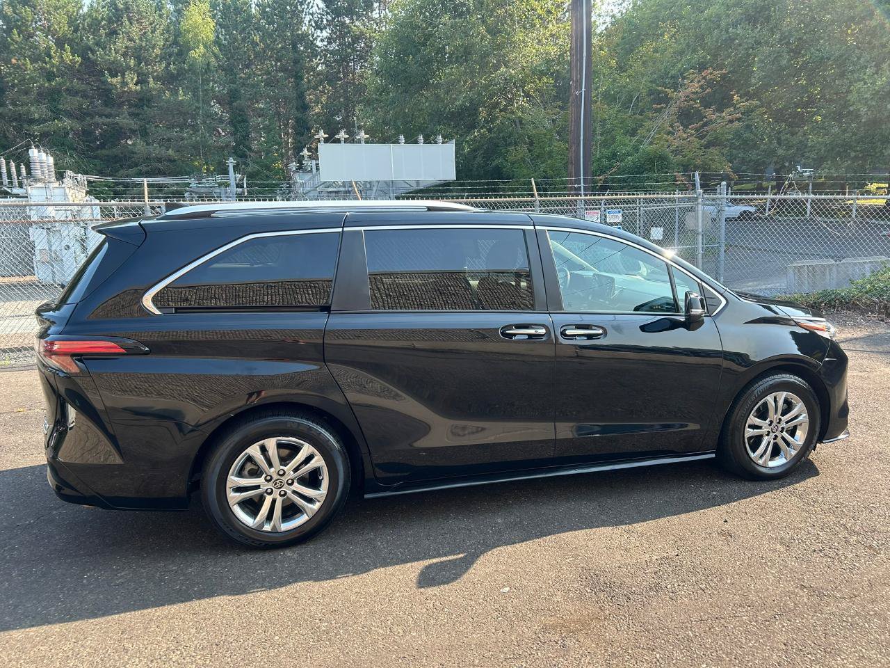 Used 2023 Toyota Sienna Platinum AWD/4WD image 4