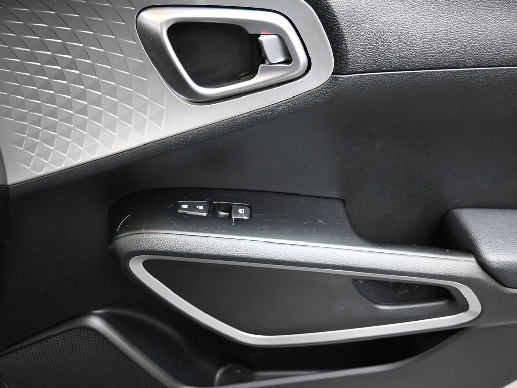 Used 2025 Kia Soul LX w/ LX Technology Package FWD image 11