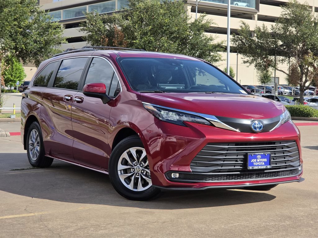 Used 2025 Toyota Sienna XLE FWD image 2