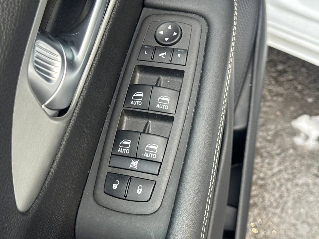 Used 2024 Chrysler Pacifica Limited w/ S Appearance Package image 30