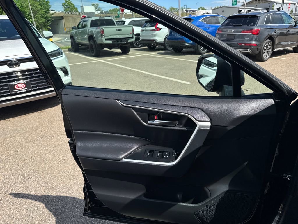 Used 2025 Toyota RAV4 XLE AWD/4WD image 31