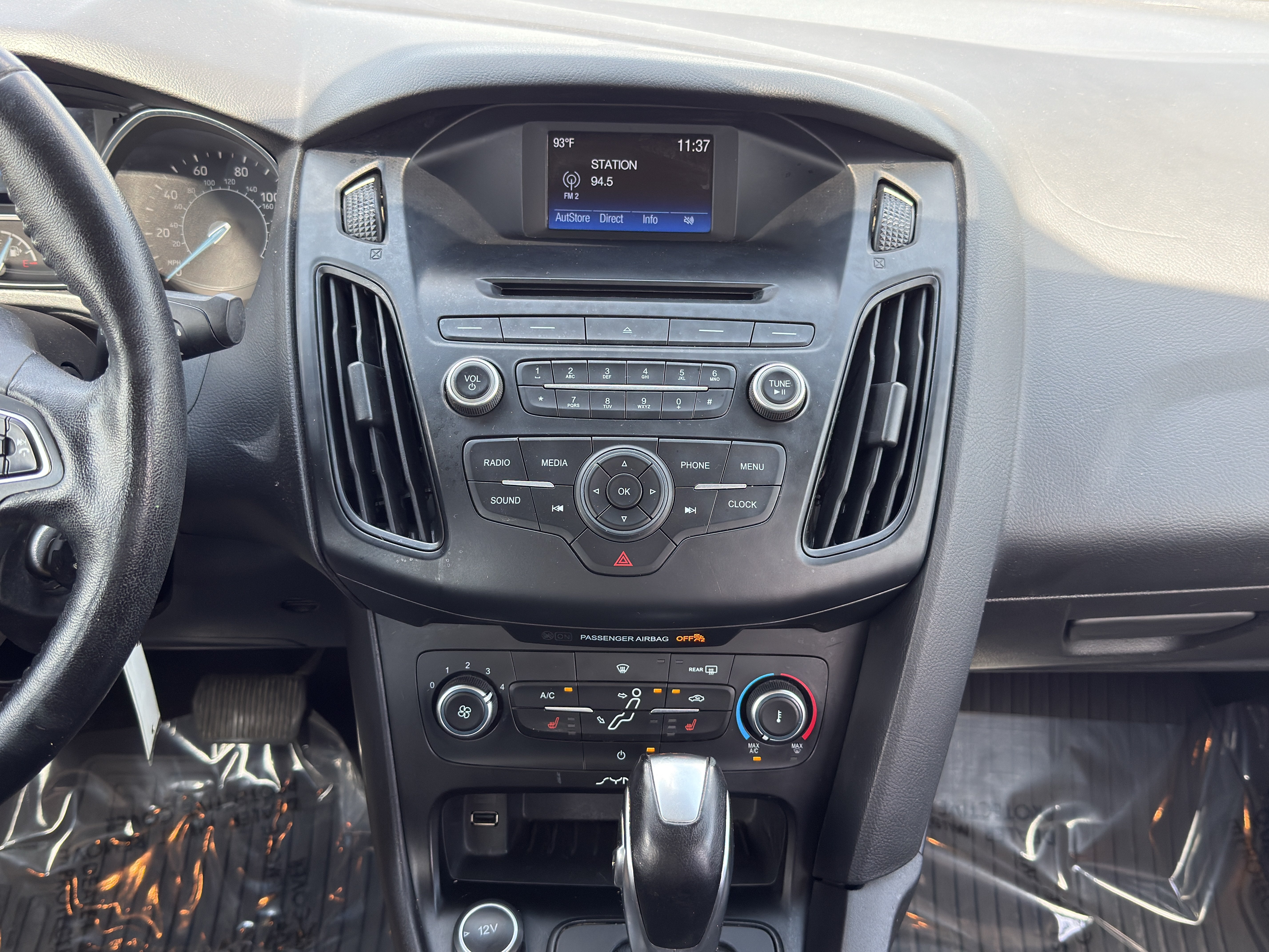 Used 2015 Ford Focus SE w/ SE Cold Weather Package FWD image 23