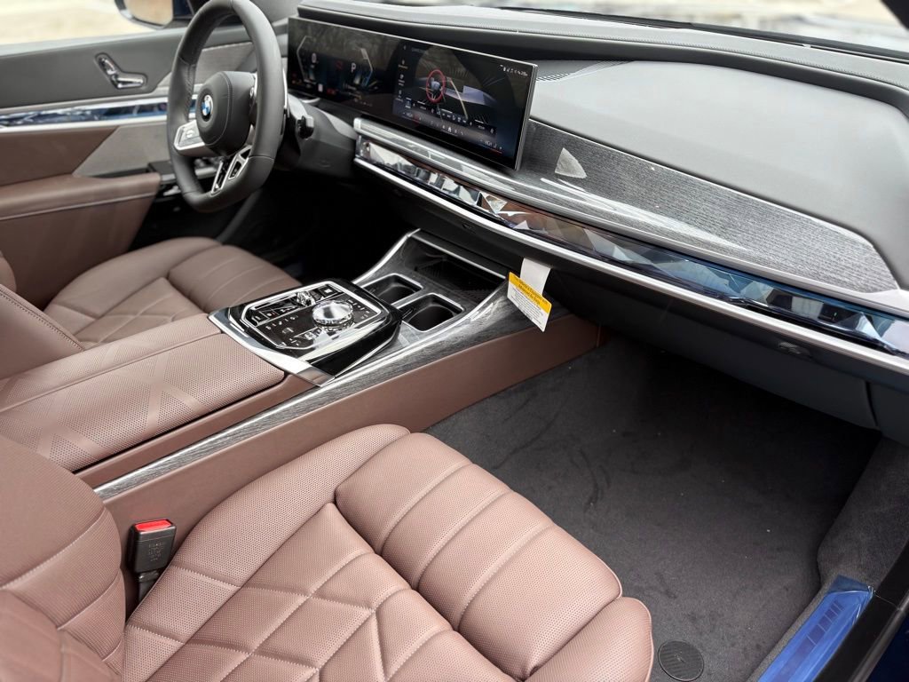 Used 2025 BMW 760i xDrive w/ Luxury Rear Seating Package image 25