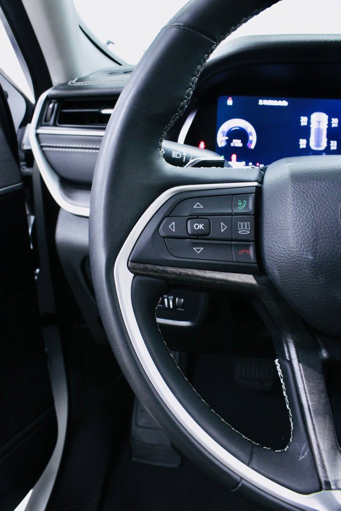 Used 2023 Jeep Grand Cherokee Limited image 13