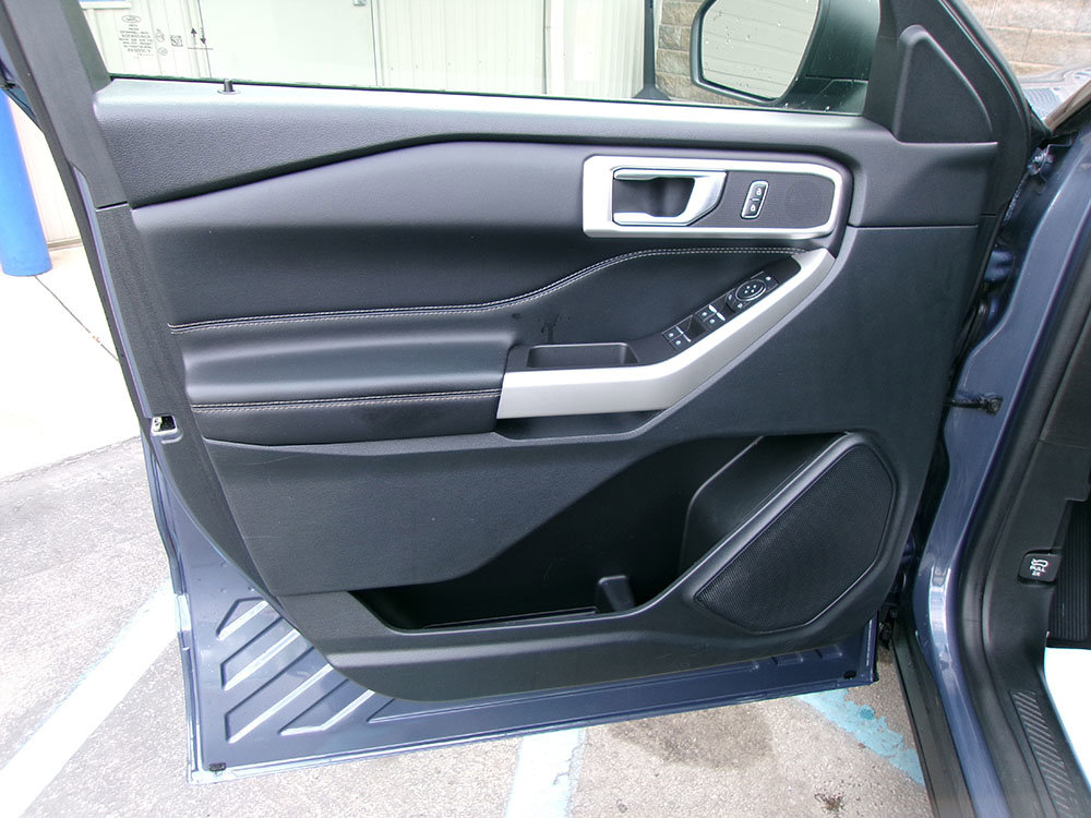 Used 2021 Ford Explorer XLT w/ Equipment Group 202A AWD/4WD image 16
