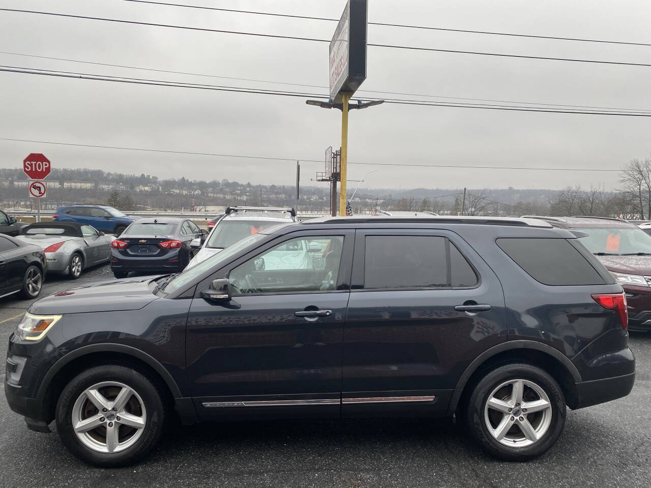 Used 2017 Ford Explorer XLT w/ Equipment Group 202A AWD/4WD image 12