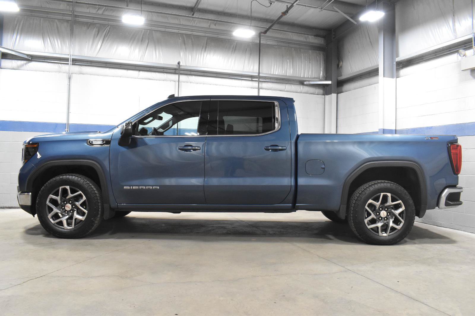 Used 2024 GMC Sierra 1500 SLE w/ Preferred Package AWD/4WD image 23