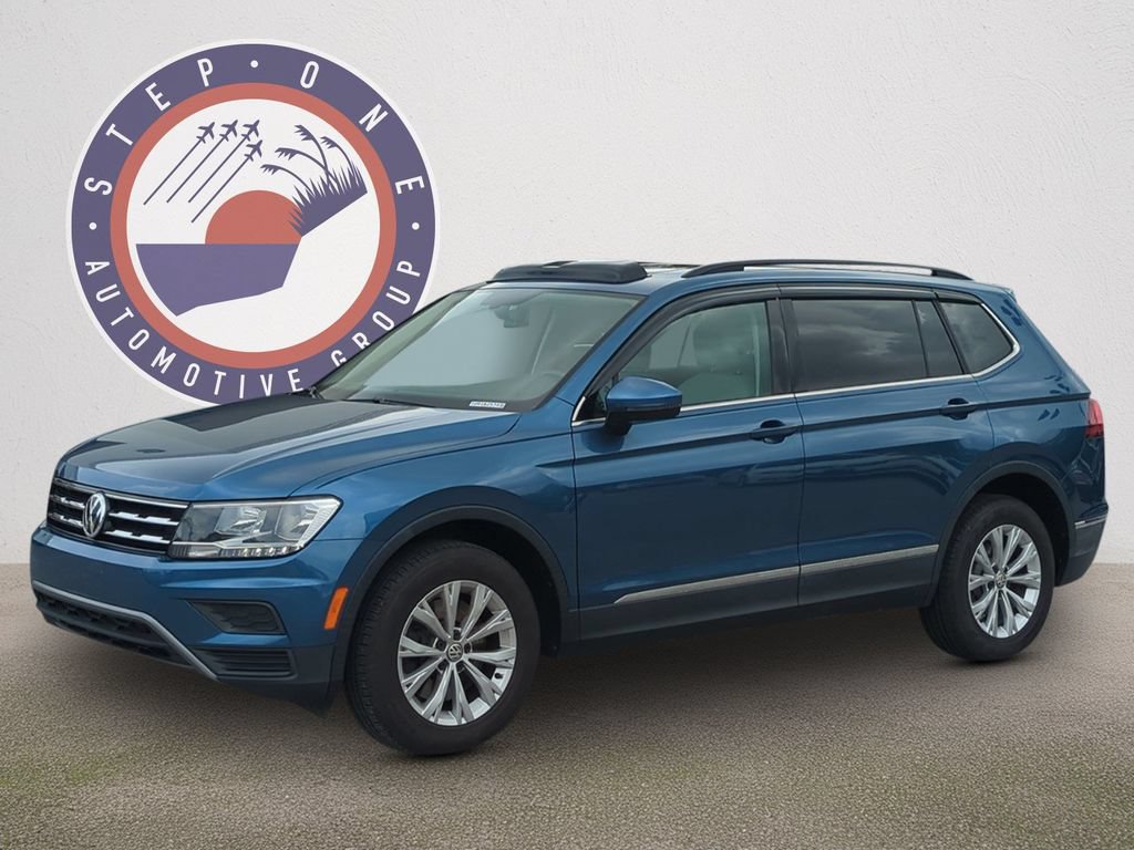 Used 2018 Volkswagen Tiguan SE w/ Panoramic Sunroof Package FWD image 2