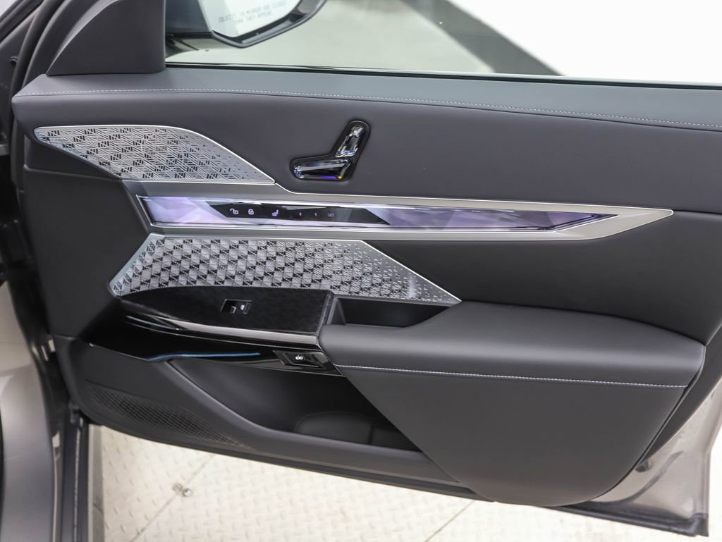 Used 2025 BMW 760i xDrive w/ Executive Package image 30