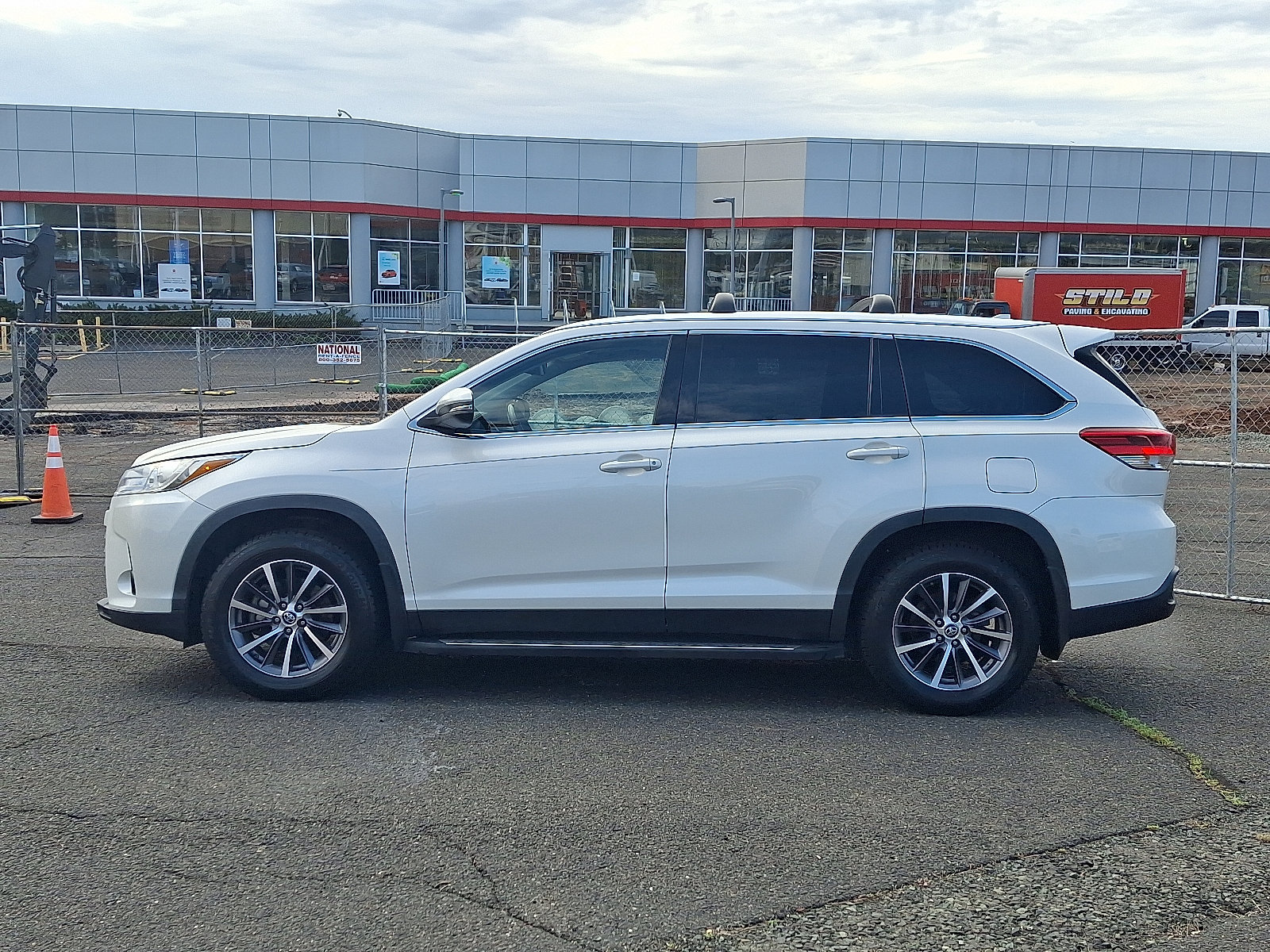 Used 2019 Toyota Highlander XLE AWD/4WD image 4