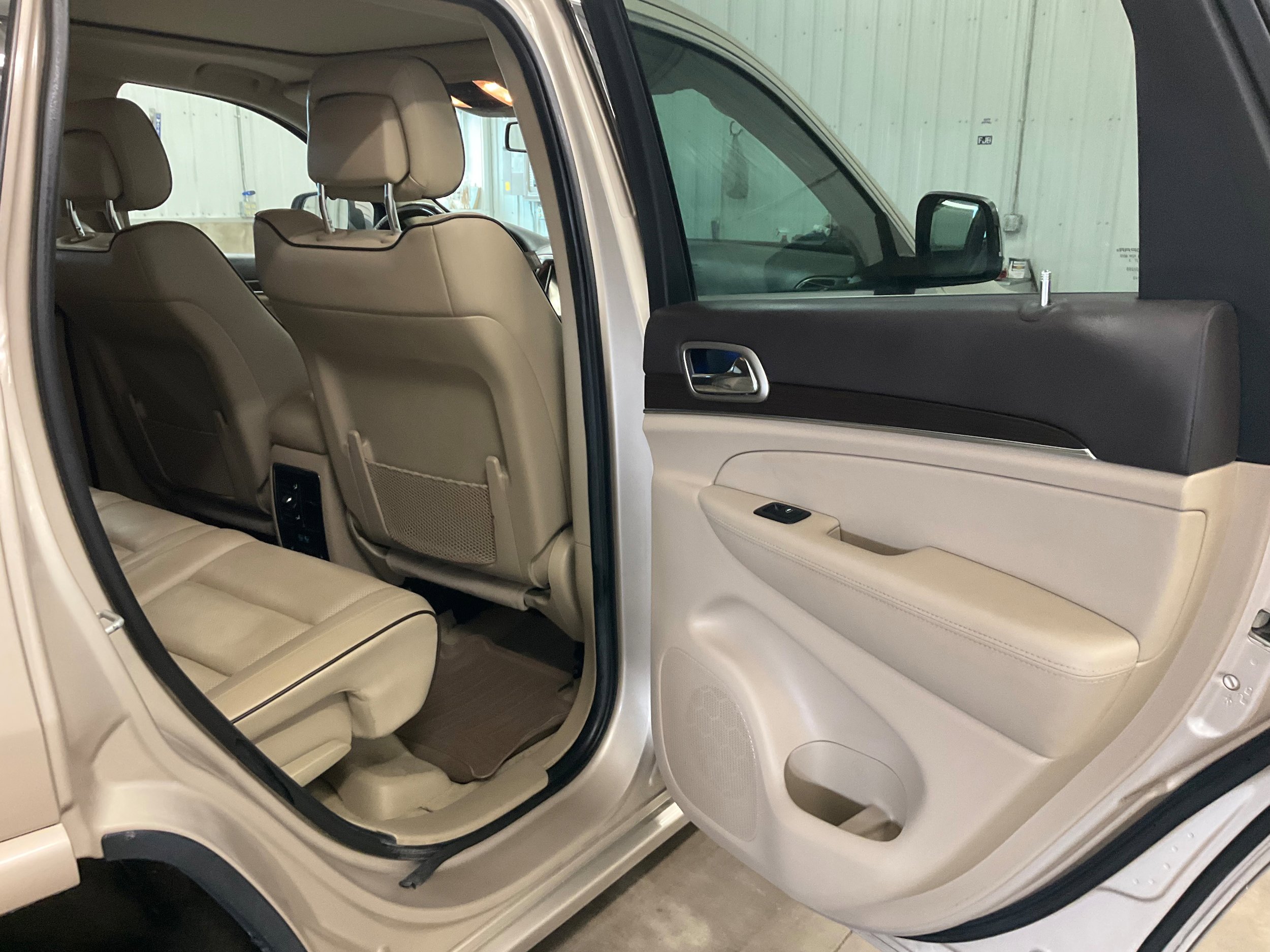 Used 2014 Jeep Grand Cherokee Overland w/ Advanced Technology Group AWD/4WD image 27