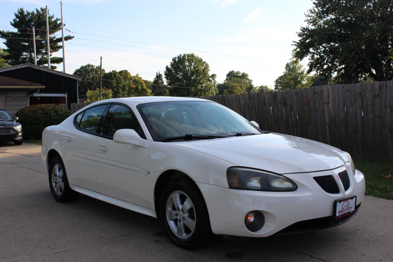 Used 2008 Pontiac Grand Prix w/ Preferred Package FWD image 2
