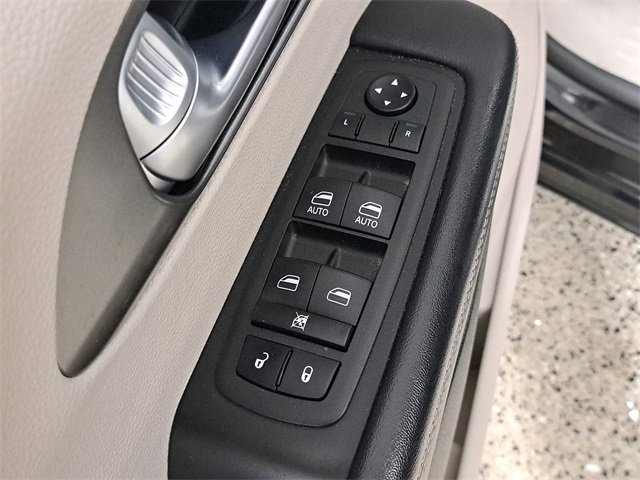 Used 2023 Chrysler Pacifica Touring-L image 21