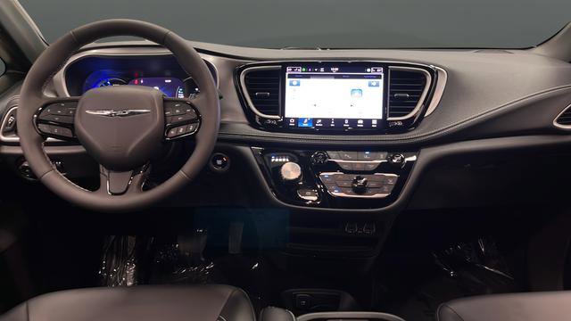Used 2024 Chrysler Pacifica Limited FWD image 11
