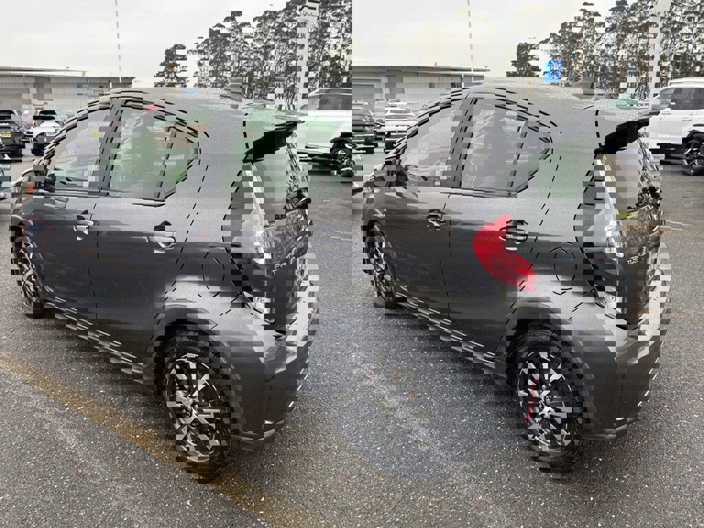 Used 2018 Toyota Prius C Three image 3