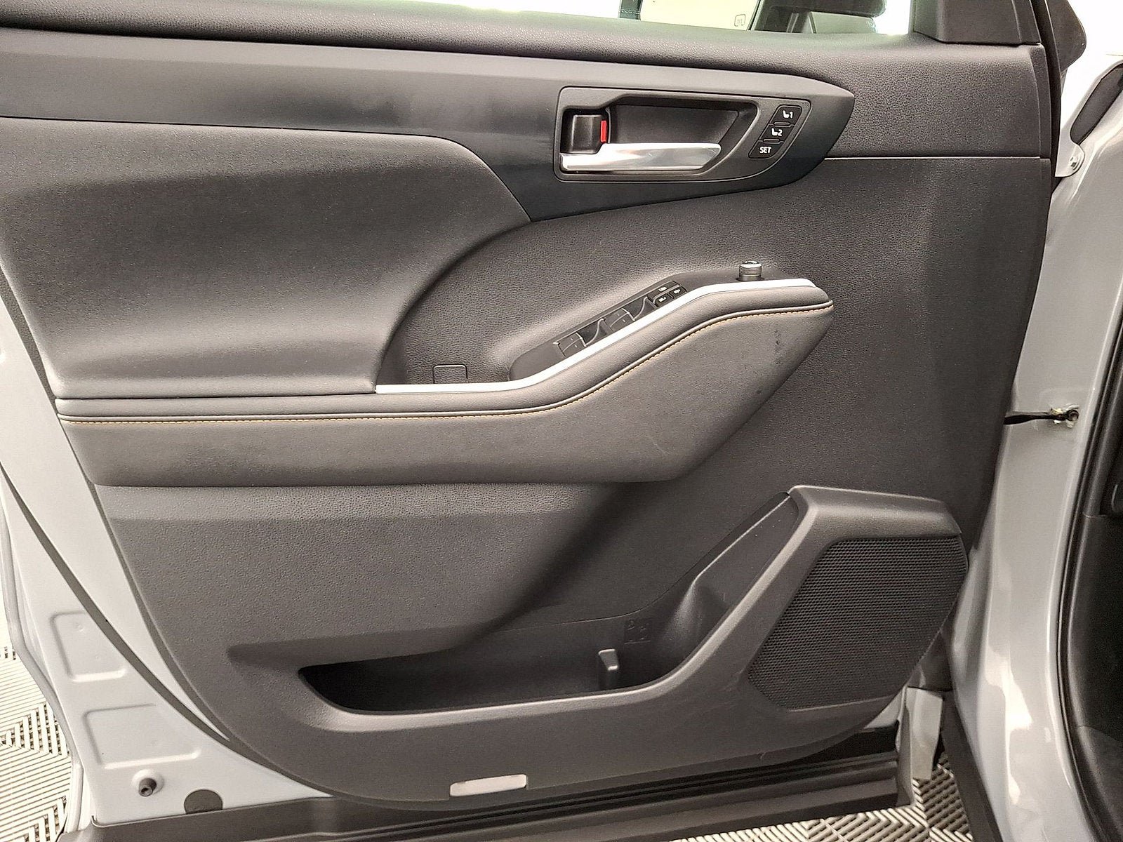 Used 2023 Toyota Highlander Bronze Edition FWD image 2